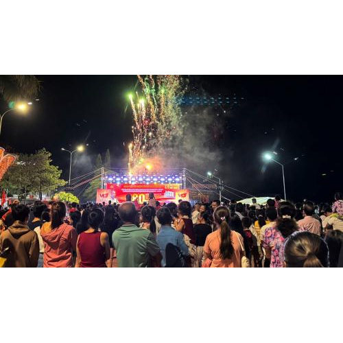 Trên 5.000 người đến xem chương trình văn nghệ và bắn pháo hoa nghệ thuật tại Hà Tiên
