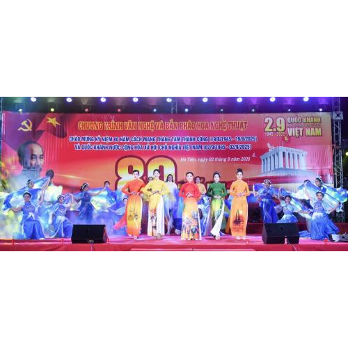 Trên 5.000 người đến xem chương trình văn nghệ và bắn pháo hoa nghệ thuật tại Hà Tiên