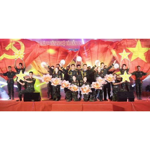 Trên 5.000 người đến xem chương trình văn nghệ và bắn pháo hoa nghệ thuật tại Hà Tiên