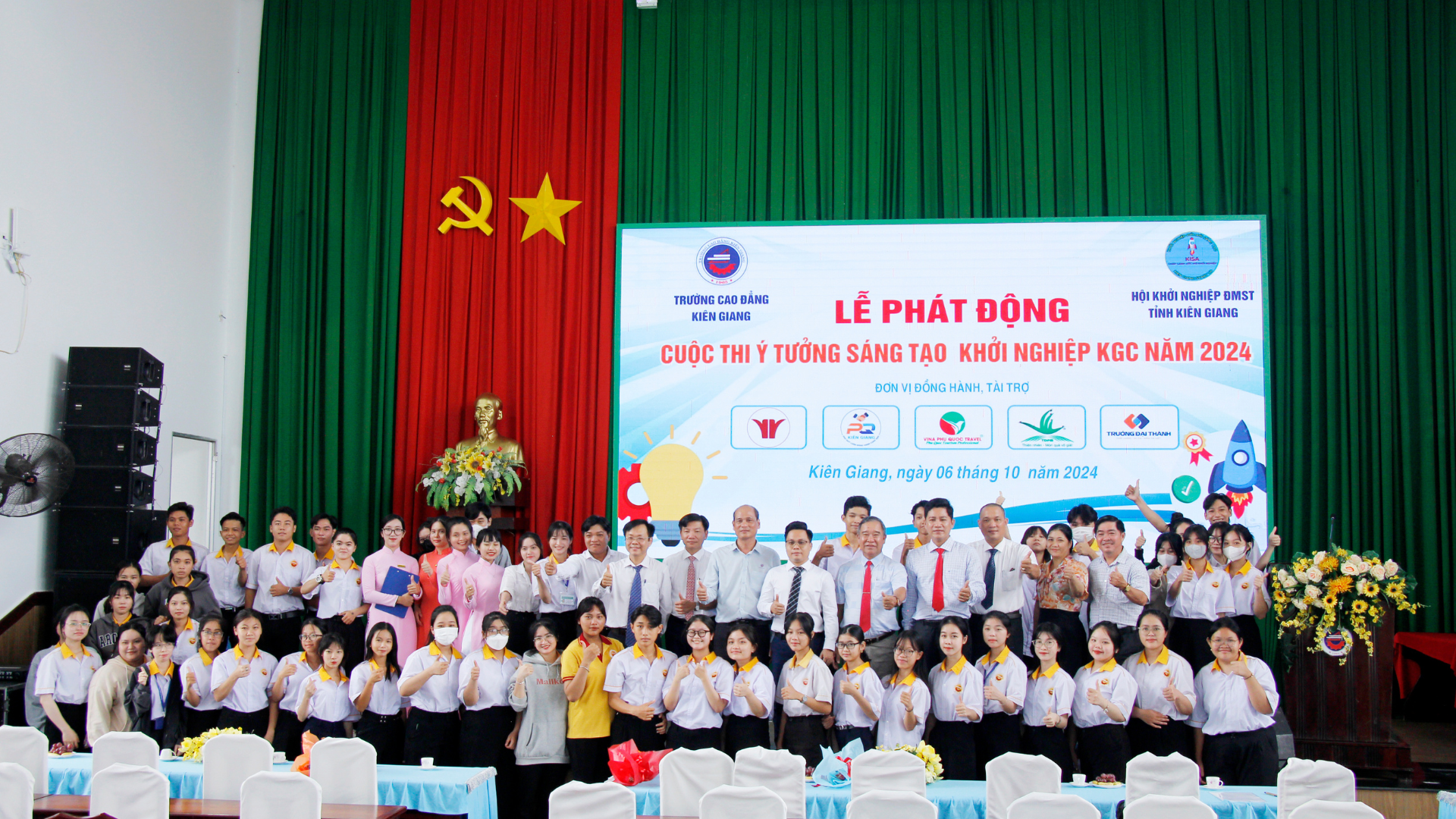 Chụp ảnh lưu niệm với Sinh viên, Ban giám hiệu nhà trường