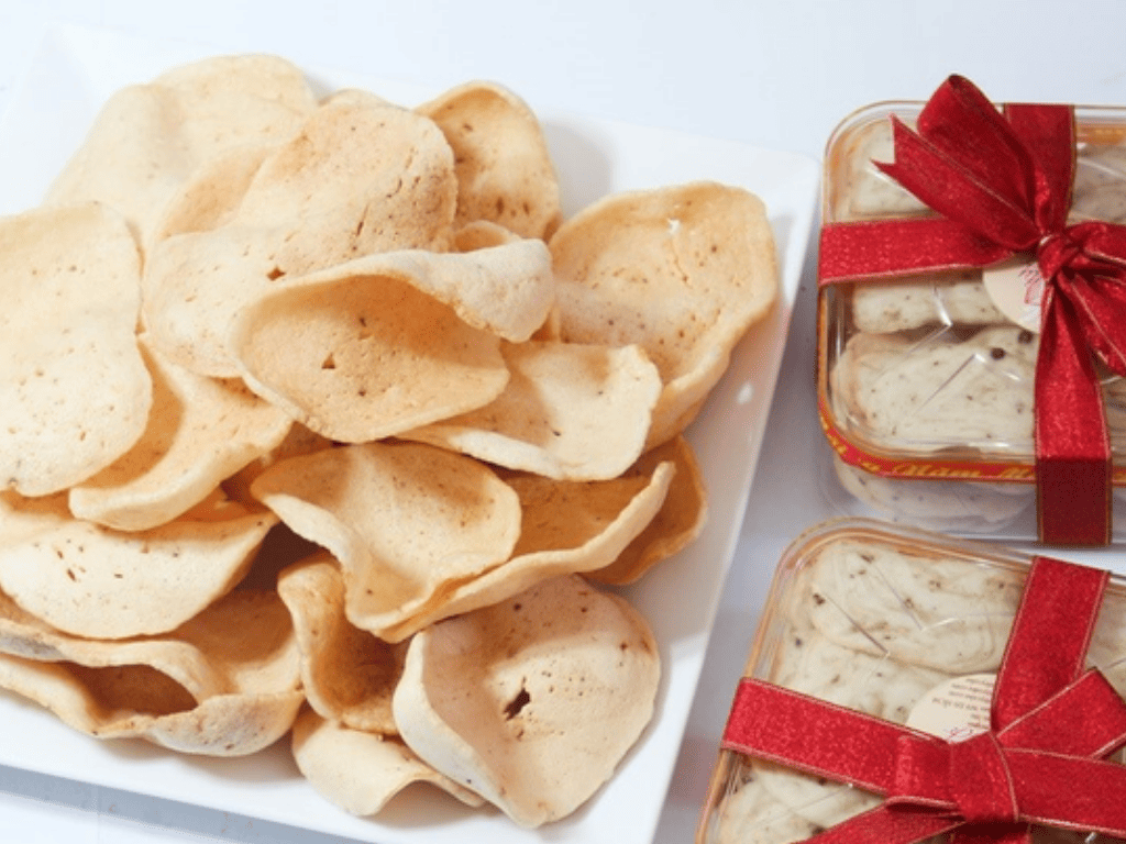 Chiên lên là thơm cả gian bếp, giòn tan như câu chuyện quê