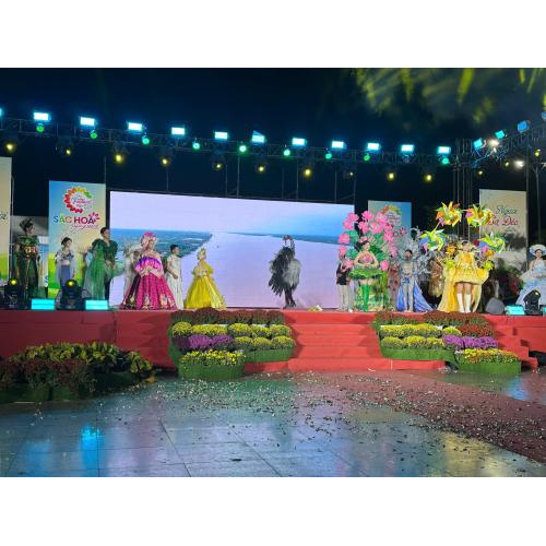 Tôn vinh nghệ thuật hoa kiểng qua không gian hóa trang