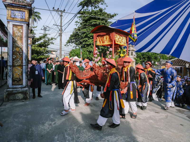Lễ rước và dâng hoa sen lên Chủ tịch Hồ Chí Minh