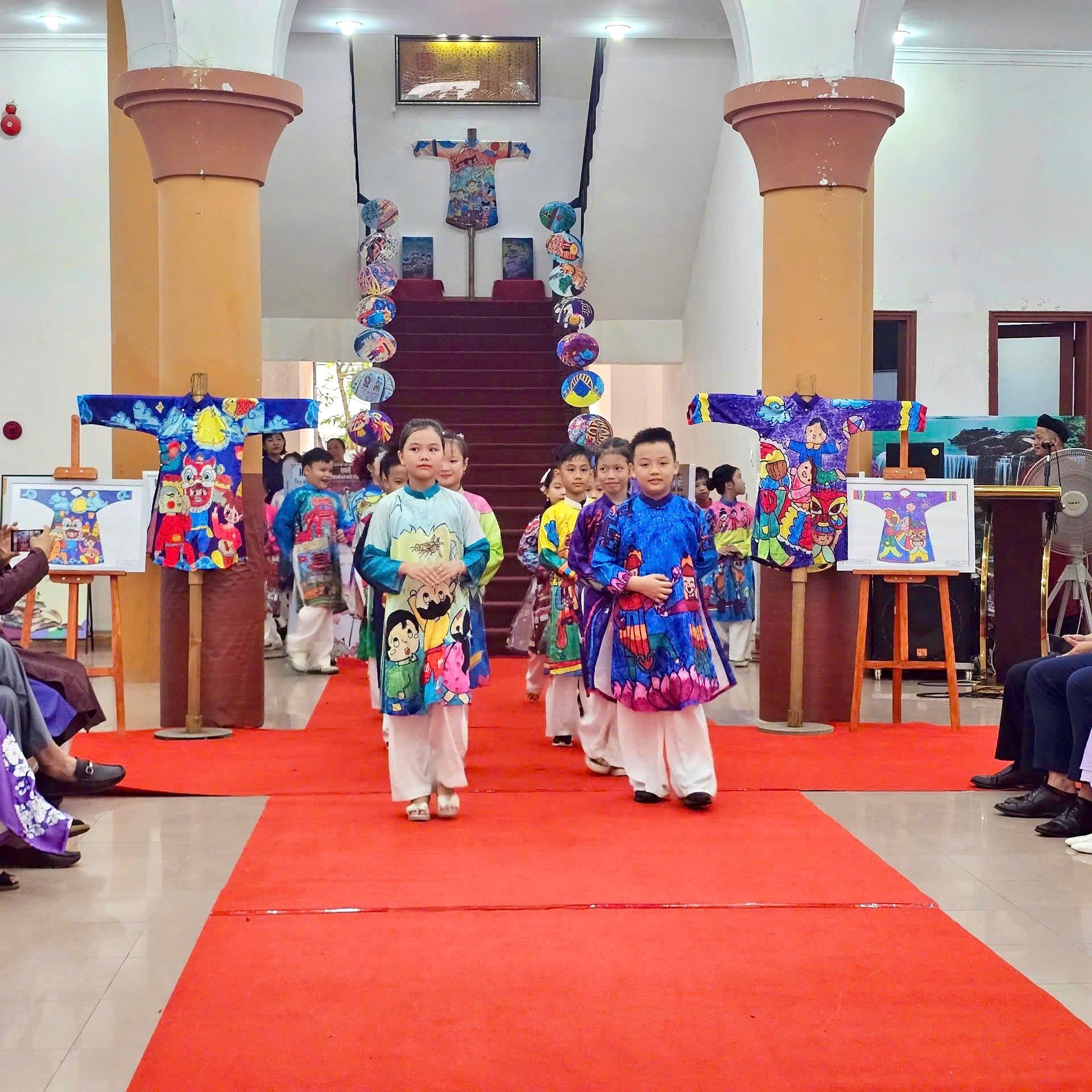 Khai Mạc Triển Lãm Sản Phẩm Hội Thi Thiếu Nhi Vẽ Tranh Theo Sách Chủ đề Áo Dài Và Tuổi Thơ