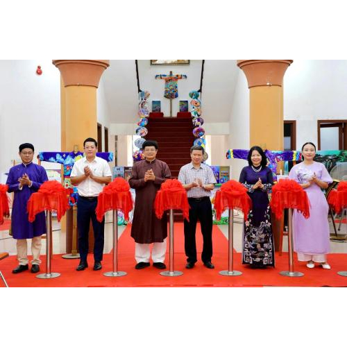 Triển lãm sản phẩm Hội thi thiếu nhi vẽ tranh theo sách chủ đề “Áo dài và Tuổi thơ”