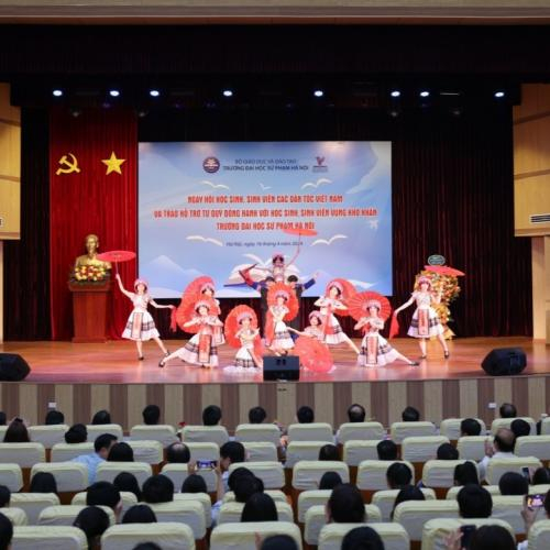 16 Sinh Viên Nhận Học Bổng Từ Quỹ Đồng Hành Với Học Sinh Sinh Viên Vùng Khó Khăn