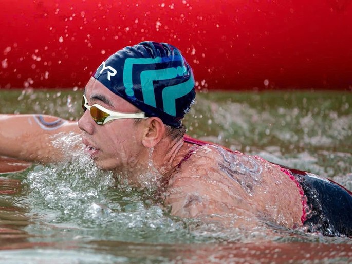 Huy Hoàng nhận Huy chương Vàng bơi 1.500m tự do nam châu Á