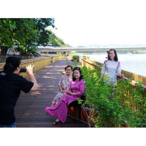 Tuyến đường đi bộ lót sàn gỗ lim trên sông Hương