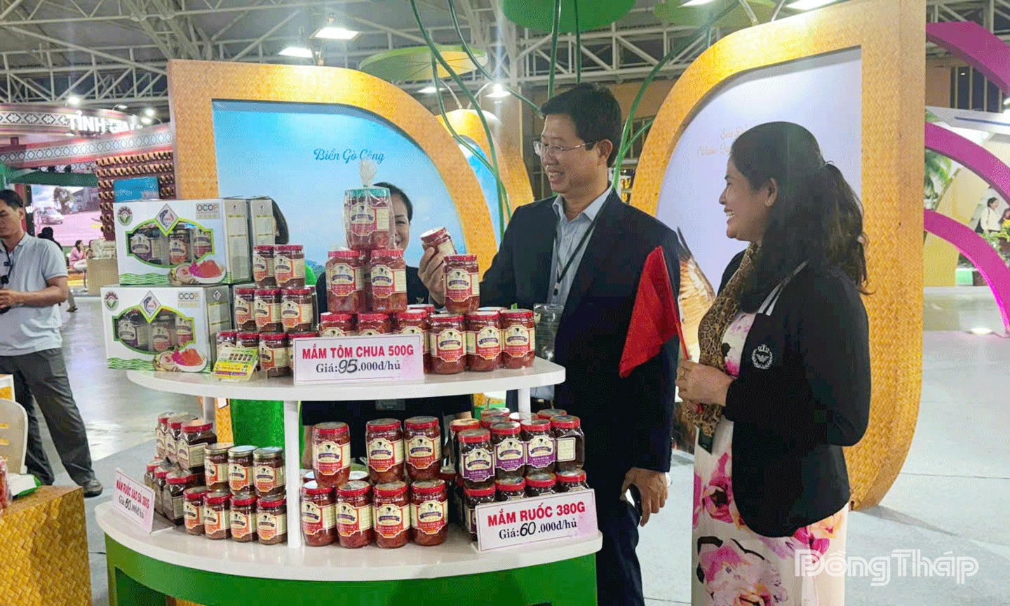 Lãnh đạo tỉnh tham quan gian hàng tỉnh Đồng Tháp