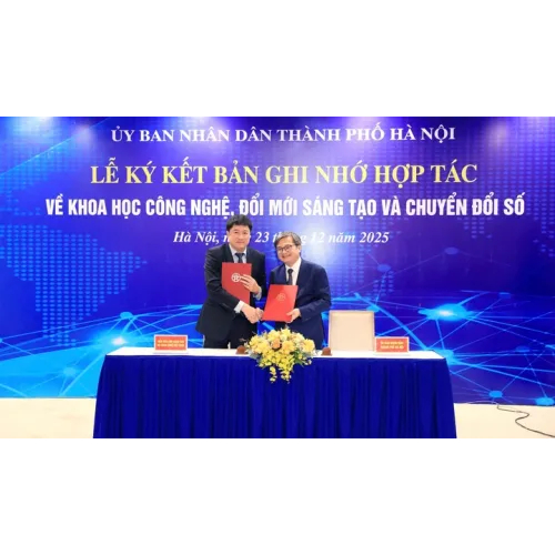 Phó Chủ tịch UBND thành phố Hà Nội Trương Việt Dũng và Phó Chủ tịch Viện Hàn lâm Khoa học và Công nghệ Việt Nam Chu Hoàng Hà ký biên bản ghi nhớ hợp tác.