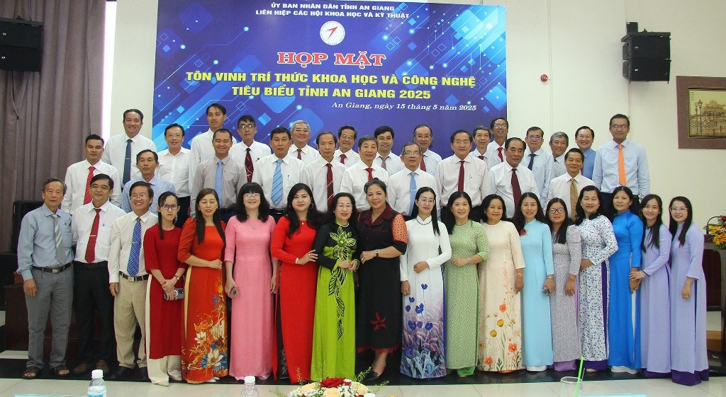 1. Tôn vinh trí thức khoa học - công nghệ nhằm động viên tinh thần cống hiến vì quê hương An Giang