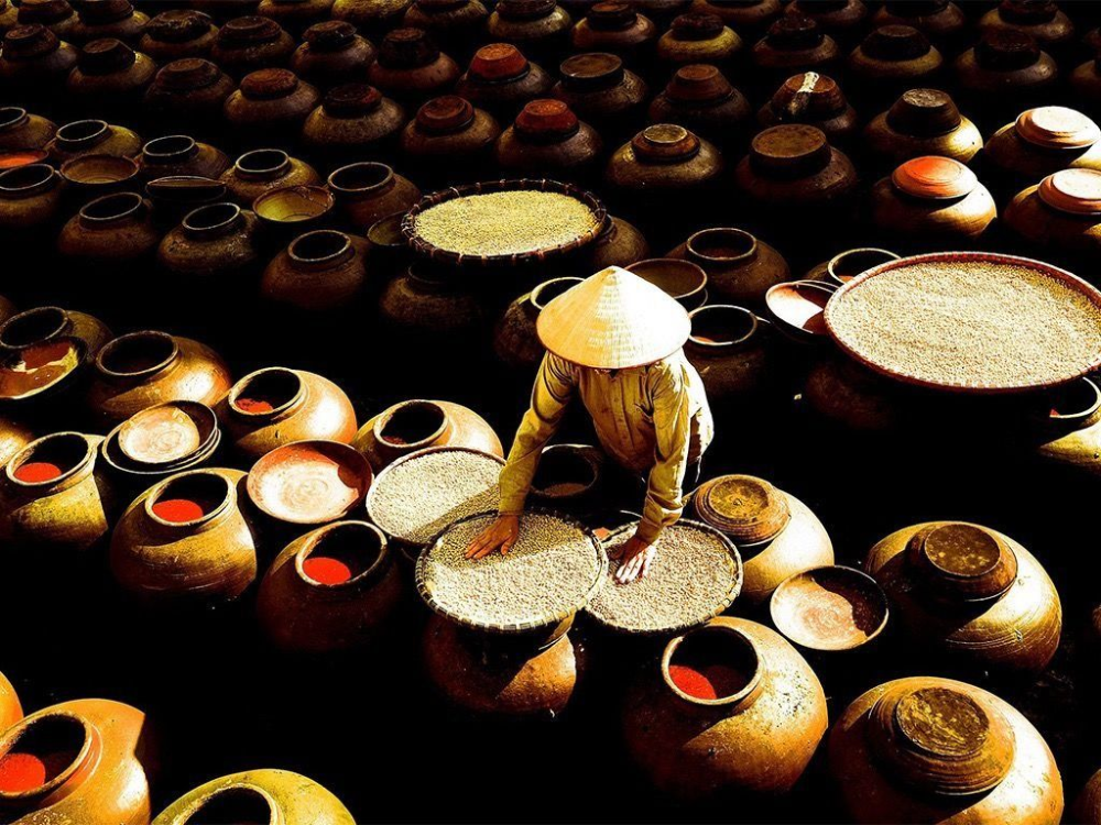 Vì sao nước mắm truyền thống có thể để càng lâu càng ngon?