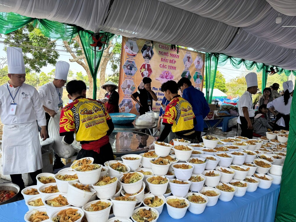 Hơn 20 đầu bếp cùng tham gia thực hiện