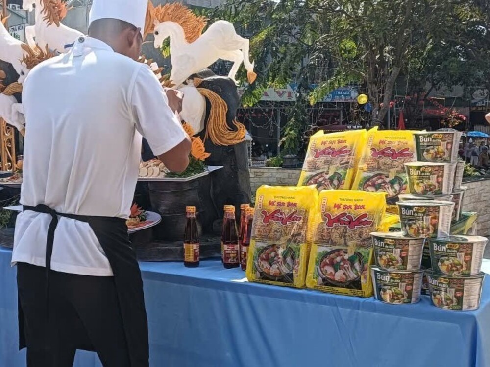 Đội ngũ bếp bánh thầy Trường trực tiếp phụ trách