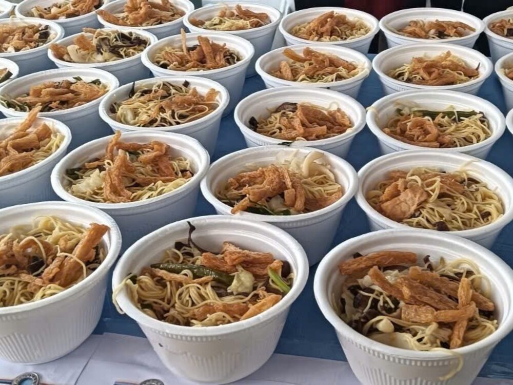 Buffet chay miễn phí phục vụ đông đảo người dân và du khách