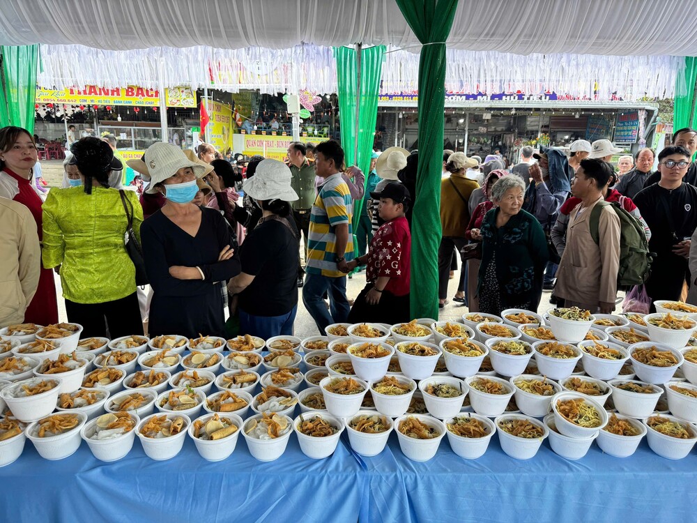 Nguồn kinh phí từ mạnh thường quân và câu lạc bộ