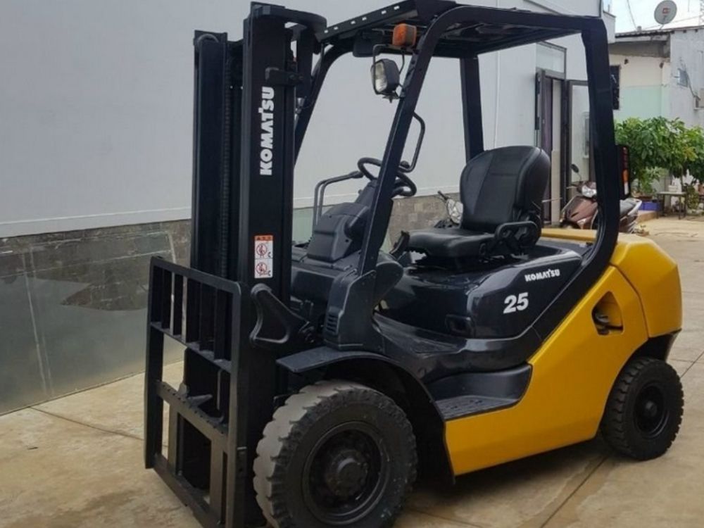 1. Xe nâng dầu