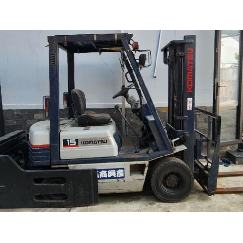 1. Xe nâng dầu