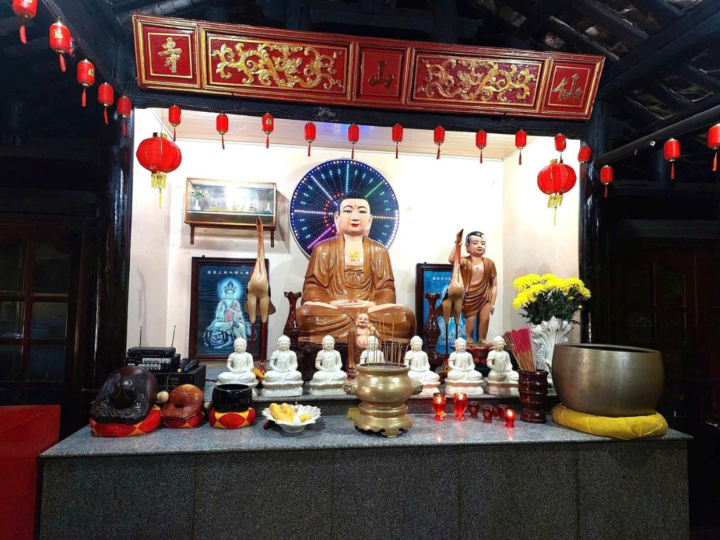 Không gian thiêng giữa lòng hang đá