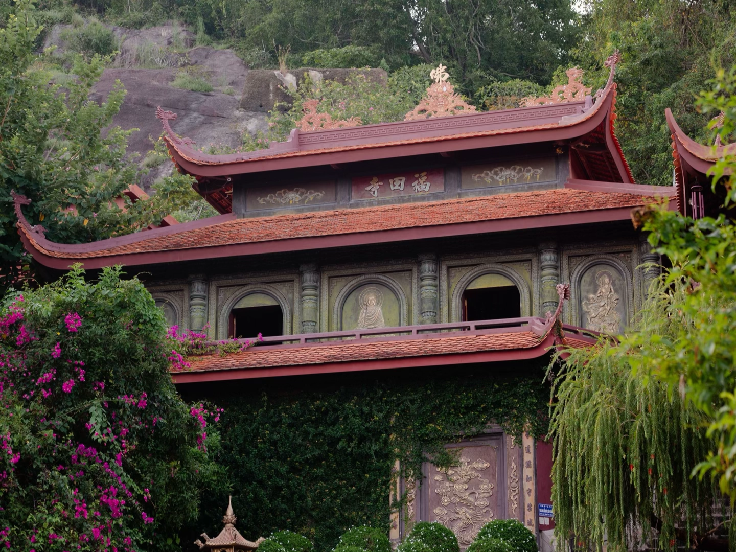 Cổng Tam quan và lối dẫn lên chùa