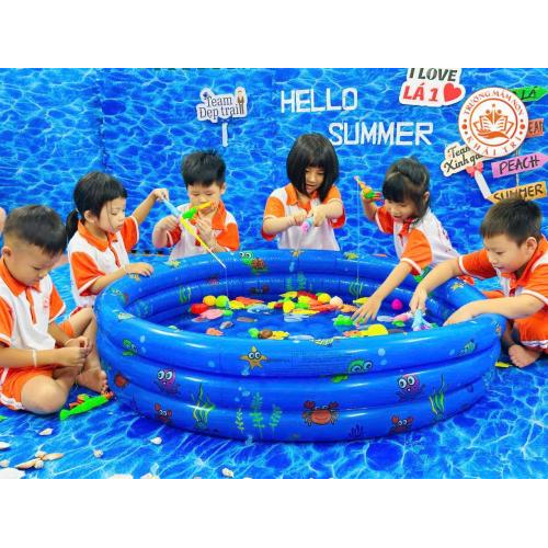 Hồ bơi đầy màu sắc