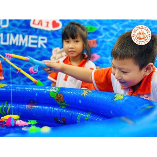 Hồ bơi đầy màu sắc