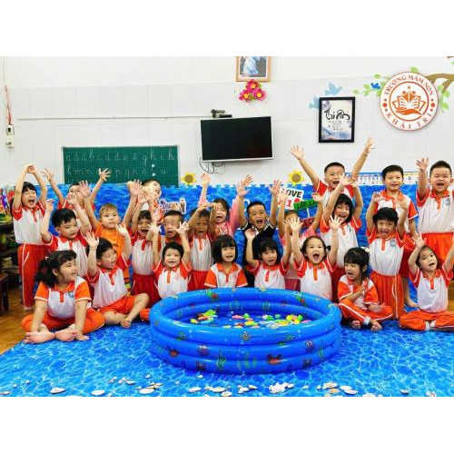 Hồ bơi đầy màu sắc