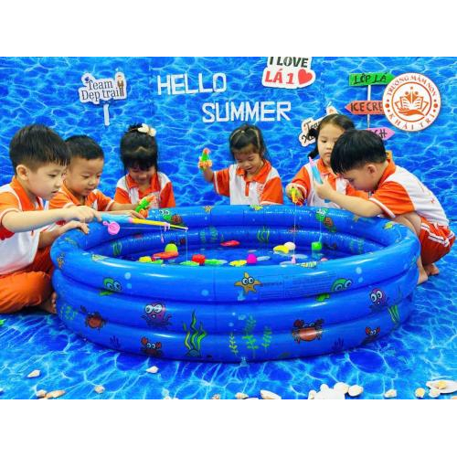 Hồ bơi đầy màu sắc