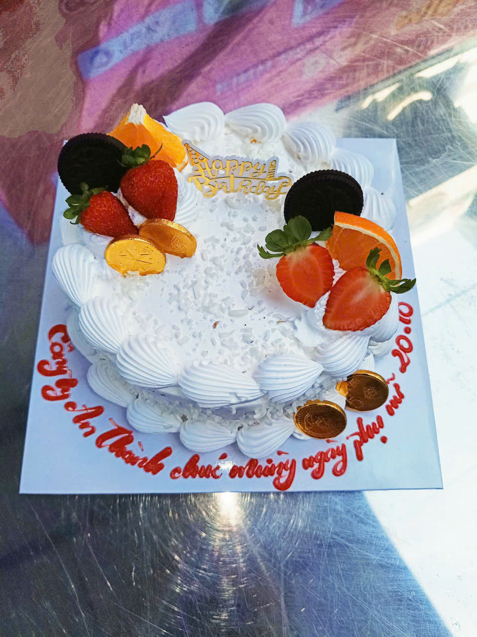 Không khí buổi tiệc tràn ngập sắc màu và cảm xúc: