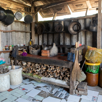 Chái Bếp Miền Tây Xưa: Khoảng Trời Riêng Nơi "Khói Mù" Cất Giữ Hồn Cốt Gia Đình