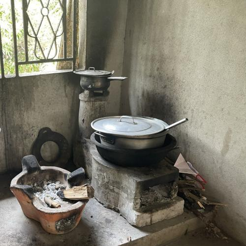 Cà Ràng: Khi Bếp Lửa "Ba Chân" Giữ Trọn Linh Hồn Bếp Miền Tây Xưa