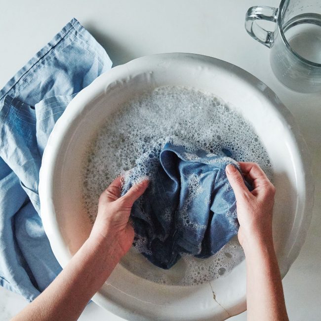Top 10 bột giặt, nước giặt xả vải an toàn cho da và tốt nhất hiện nay