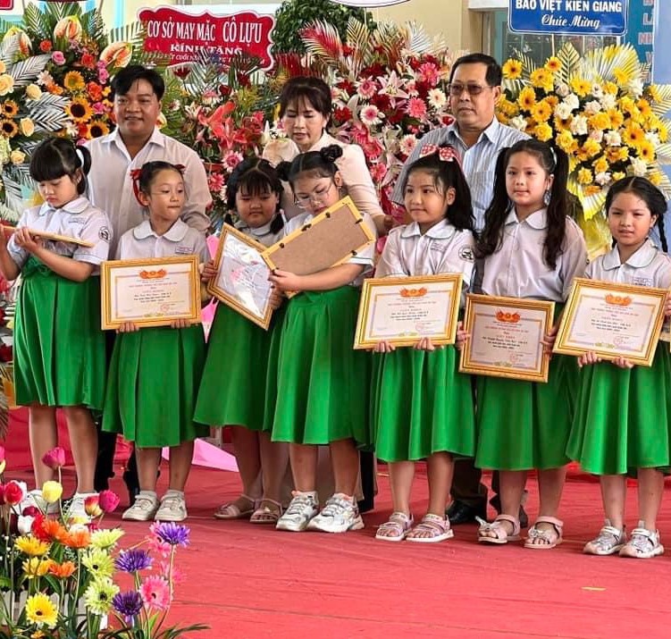 Trao Học Bổng Trường Tiểu Học Đinh Bộ Lĩnh