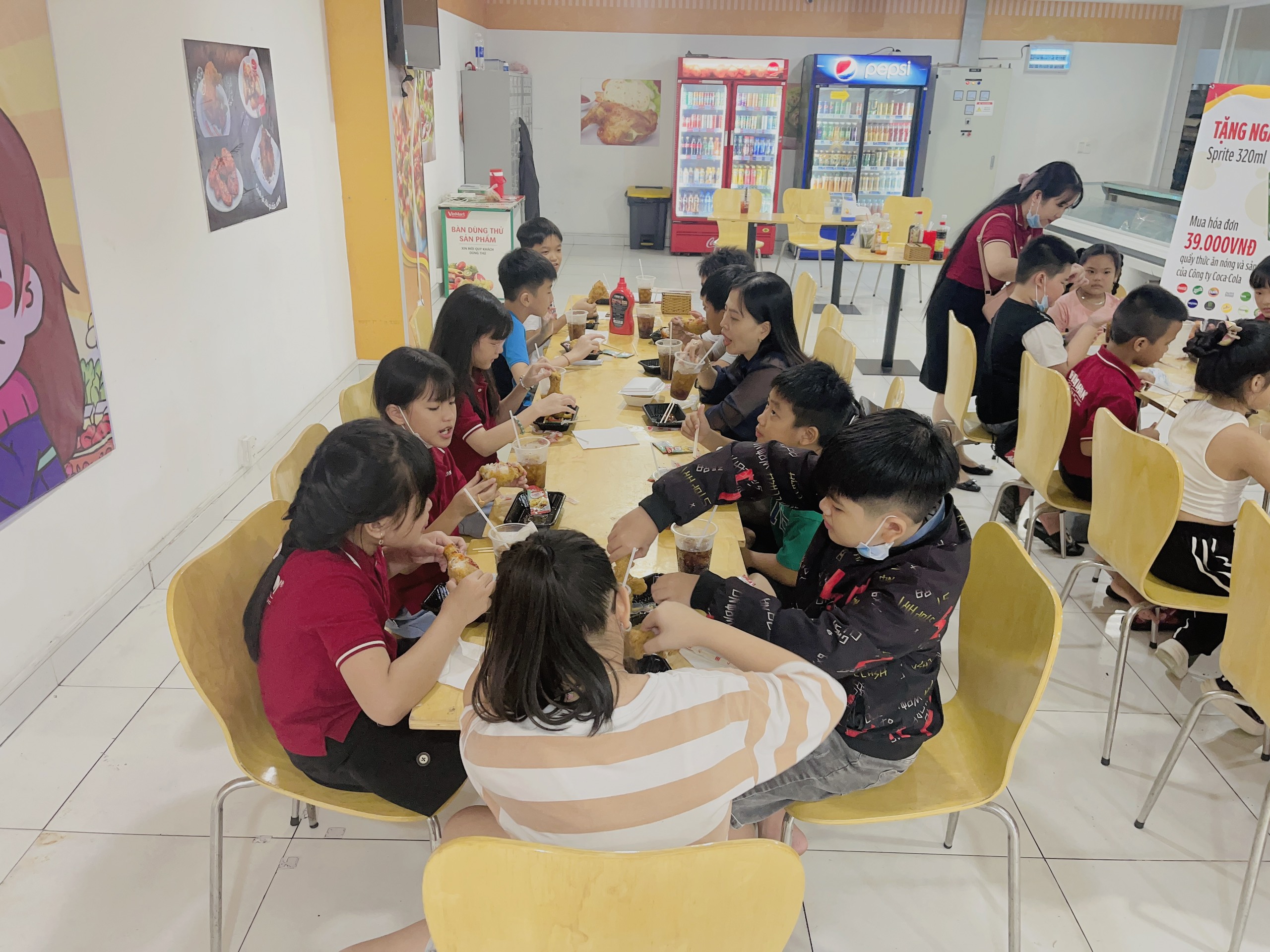 Giải lao, ăn gà rán, uống pessi và......Selfie