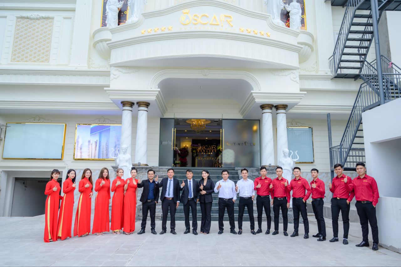 Đội ngũ nhân viên nam thanh nữ tú chuyên nghiệp