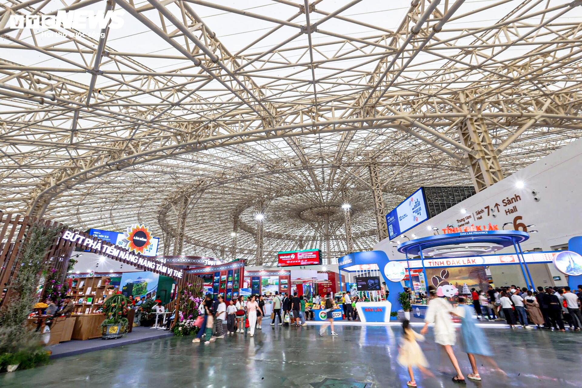 Gần 3000 gian hàng của khoảng 2.500 doanh nghiệp trong và ngoài nước