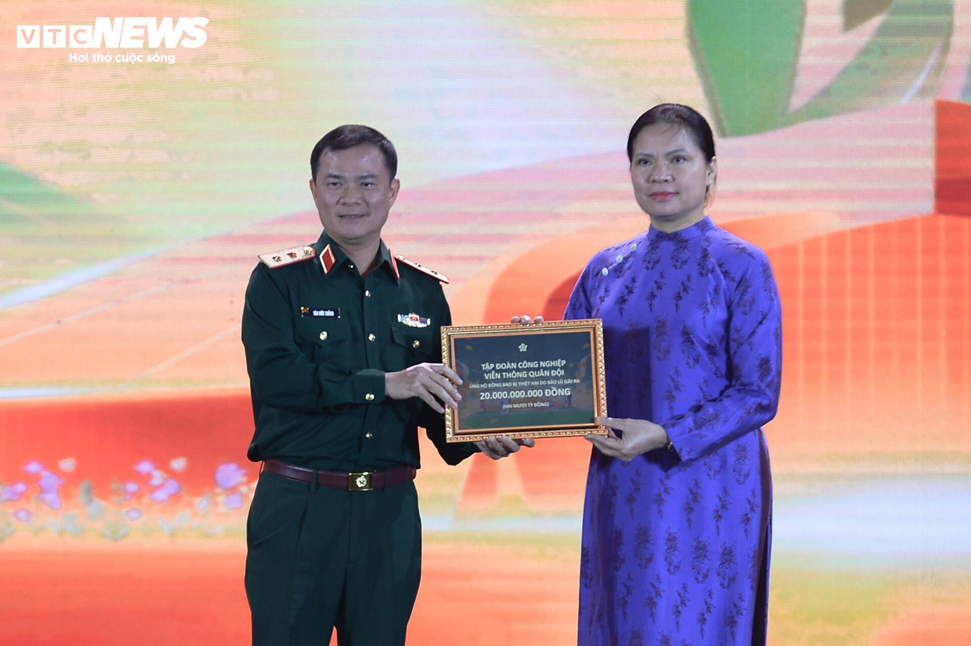 Ủng hộ đồng bào vùng lũ số tiền lên đến 316 tỷ đồng