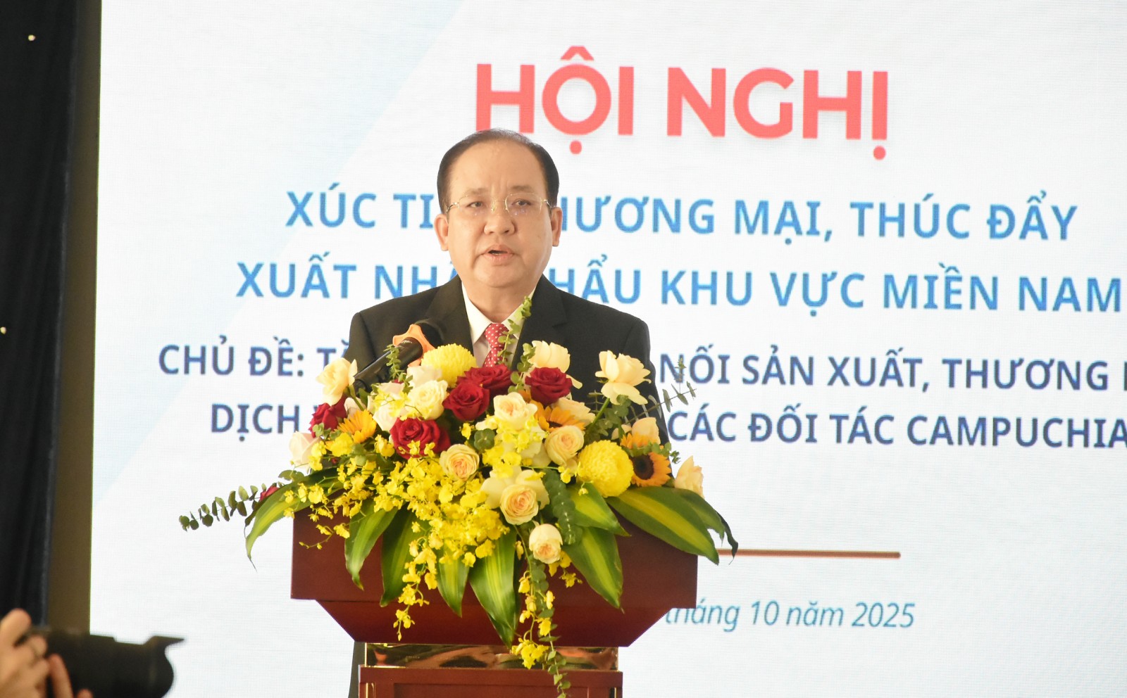 Standing Vice Chairman of the An Giang Provincial People’s Committee, Mr. Nguyen Thanh Phong, delivers his remarks at the conference.