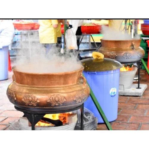 Nấu Nước Tắm Bà Chuẩn Bị Cho Nghi Lễ Mộc Dục (Lễ Tắm Bà)