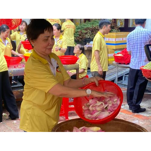 Nấu Nước Tắm Bà Chuẩn Bị Cho Nghi Lễ Mộc Dục (Lễ Tắm Bà)