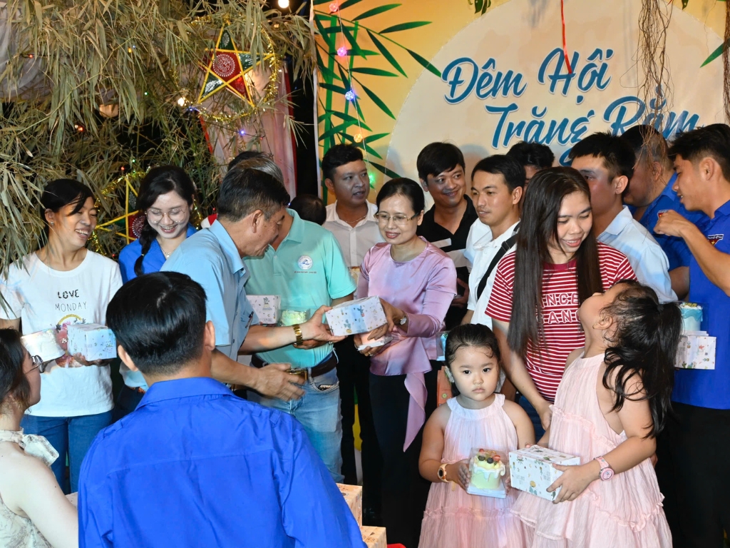 Trao tặng Quà sinh nhật cho Đoàn viên