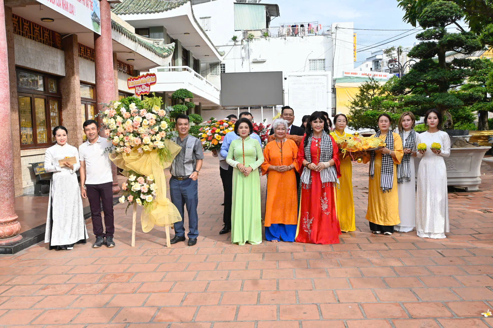 Đoàn Doanh nhân dâng hương tại Miếu Bà Chúa Xứ Núi Sam