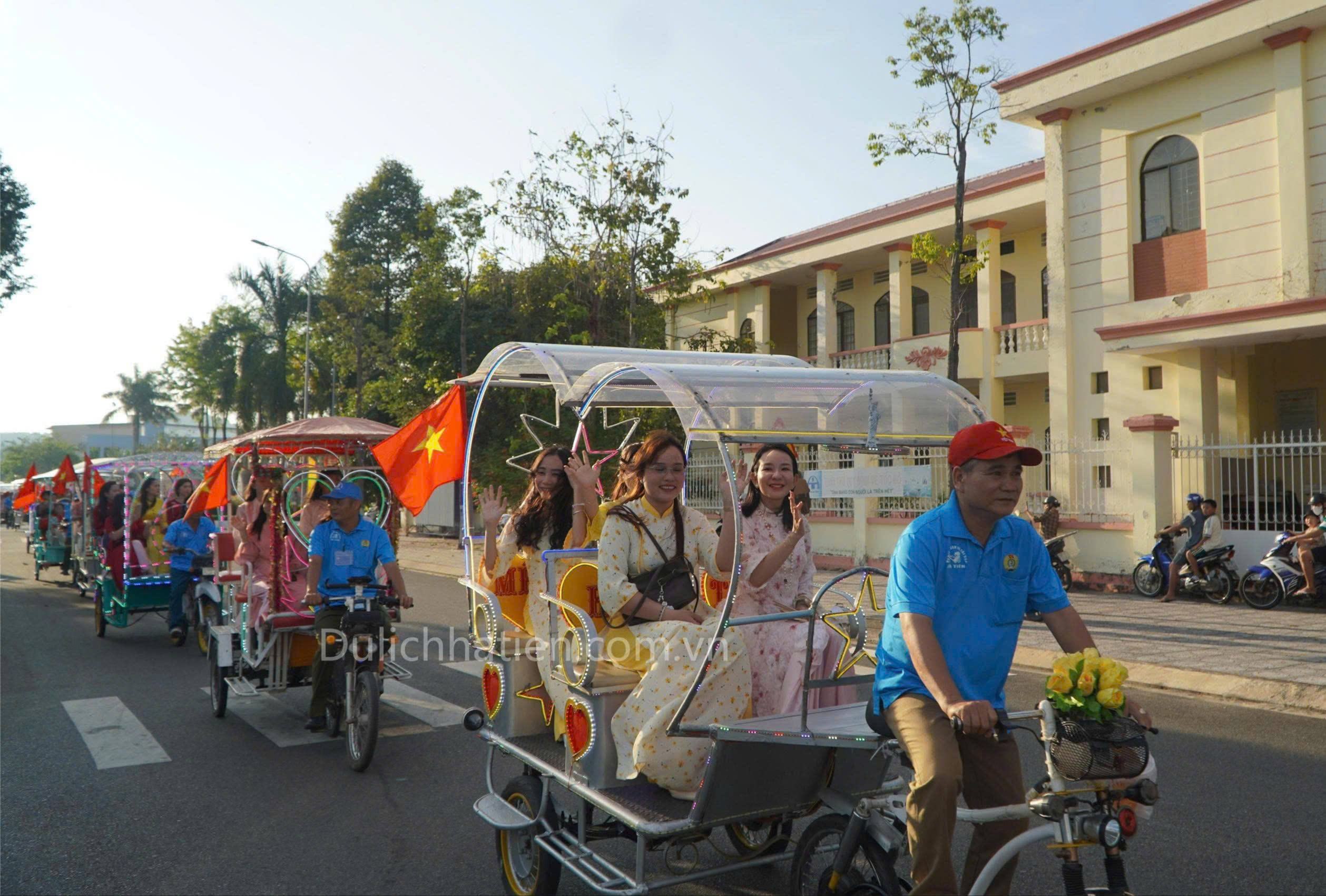 Điểm nhấn lễ hội: Diễu hành xe hoa, chương trình nghệ thuật, pháo hoa và lễ hội hoa đăng