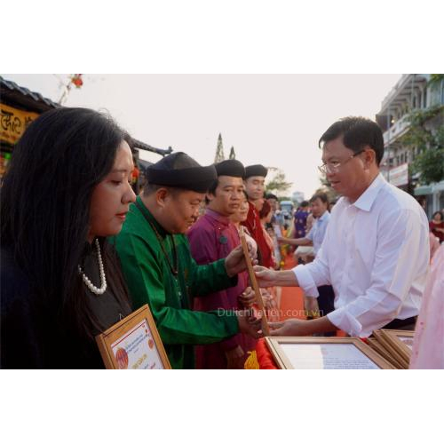 Khai Bút Phố Thư Pháp “Hà Tiên Thập Cảnh Khúc Vịnh” - Điểm Nhấn Văn Hóa Tại Lễ Hội 290 Năm Tao Đàn Chiêu Anh Các